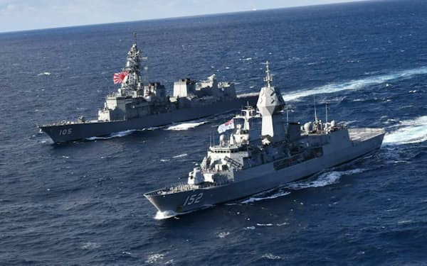 共同訓練に参加する自衛隊の護衛艦と豪軍の艦艇（海上自衛隊提供）