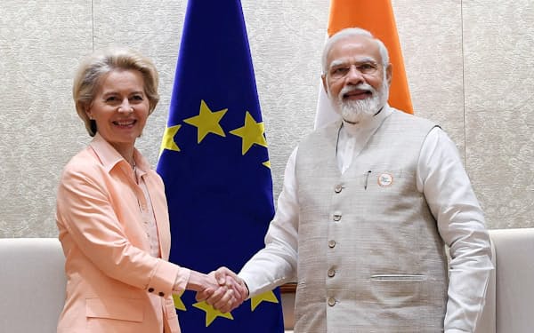 インドのモディ首相㊨と会談したフォンデアライエン欧州委員長（25日、ニューデリー）＝インド政府提供・ロイター
