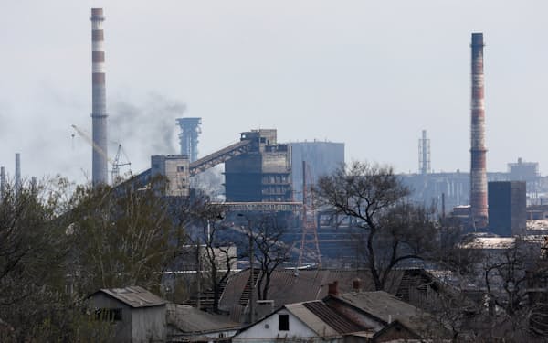 ロシア軍が包囲するウクライナ南東部マリウポリの製鉄所アゾフスターリ（22日）＝ロイター