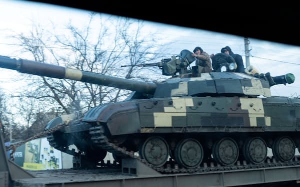 Ukrainian soldiers ride on a tank while being transported on a platform amid Russia's invasion of Ukraine, in Kramatorsk, Ukraine, April 22, 2022. REUTERS/Jorge Silva