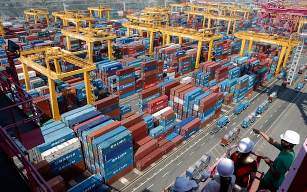 輸出を支えとして前期比0.7%成長を記録した（釜山港）＝ロイター
