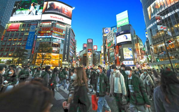 新成人が得る様々な自由には社会的、経済的な責任が伴う（１月、東京・渋谷を歩く若者たち）