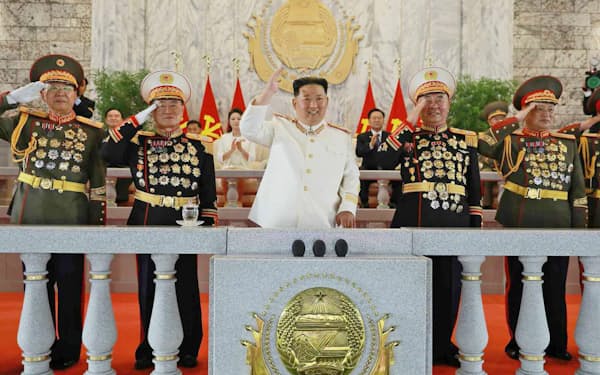 25日、平壌の金日成広場で行われた軍事パレードに臨む北朝鮮の金正恩朝鮮労働党総書記（中央）。26日付の労働新聞が掲載した=コリアメディア提供・共同