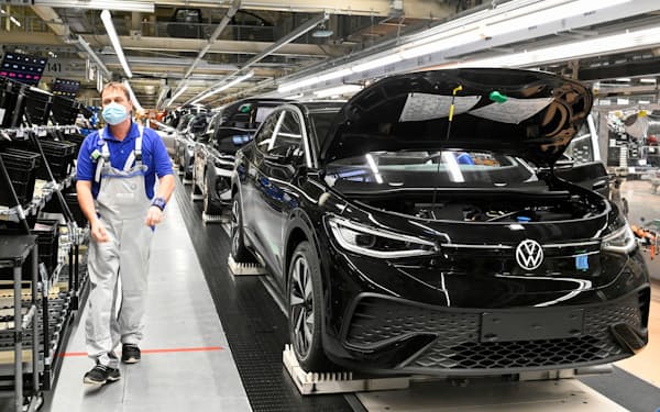 独車メーカーの乗用車生産は3月に前年同月比3割減少した（フォルクスワーゲンの工場）＝ロイター