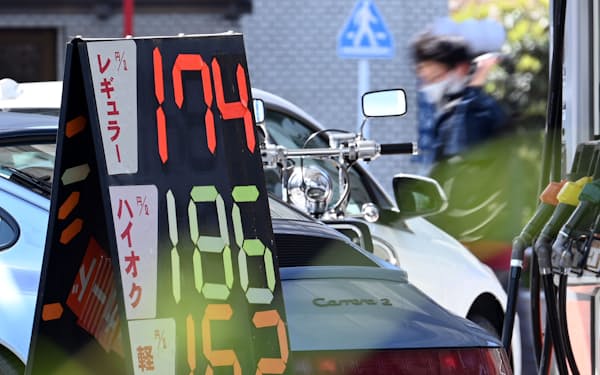 レギュラーガソリンを1リットル＝170円台で販売するガソリンスタンド（6日、東京都内）