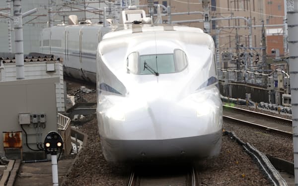東海道新幹線の「N700S」（JR名古屋駅）
