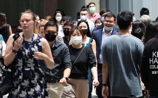 Office workers go for lunch at the central business district on the first day free of coronavirus disease (COVID-19) restrictions, in Singapore, April 26, 2022. REUTERS/Edgar Su