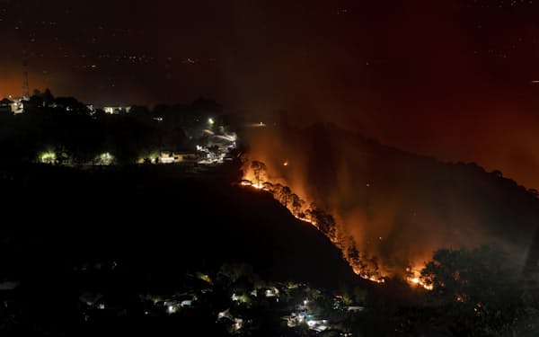 高温が多くの山火事の原因になっている（25日、インド北部ダラムサラ）＝ＡＰ