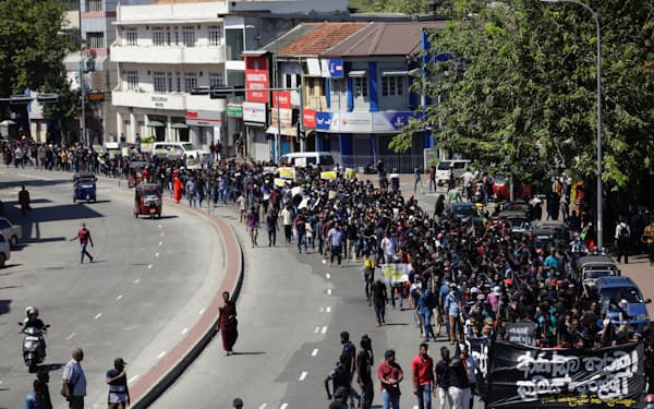スリランカでは政権への抗議活動が続く（24日、コロンボ）＝ロイター