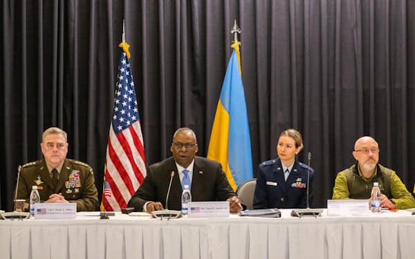 26日、ドイツ西部で開いた会合に出席したオースティン米国防長官（左から2人目）ら ＝ゲッティ共同