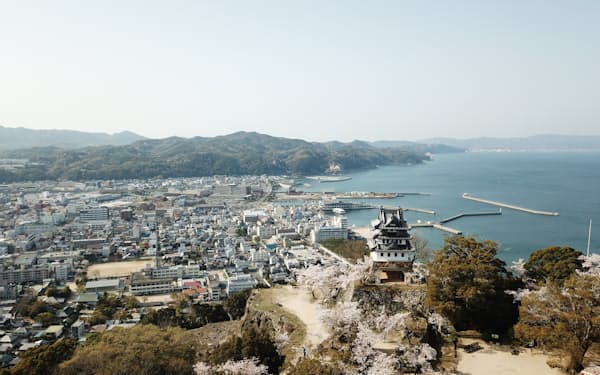 兵庫県洲本市は宿泊施設が集 積する観光地として知られる