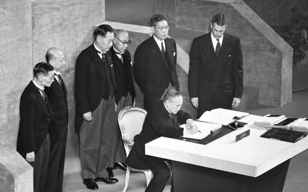 1951年9月、サンフランシスコ平和条約に調印する吉田茂首相＝共同
