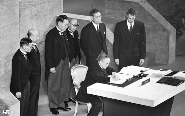 1951年9月、サンフランシスコ平和条約に調印する吉田茂首相=共同