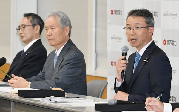 関西電力の次期社長に決まり記者会見する森望副社長（右）。左は退任する森本孝社長（27日、大阪市北区）