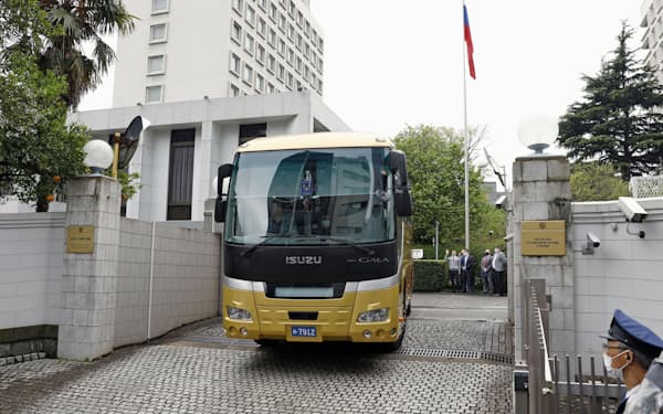 羽田空港に向け在日ロシア大使館を出発するバス。日本政府が国外追放を決めた外交官らが出国した＝共同