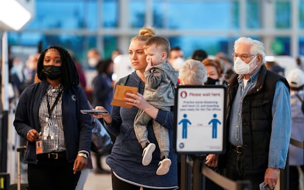 マスクを着用する人と着用しない人が混在する南部バージニア州の空港（19日）＝ロイター