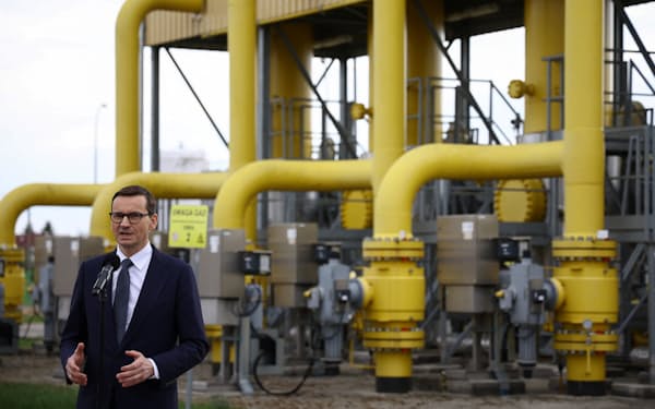 ガス施設の前で記者会見するポーランドのモラウィエツキ首相（27日、ワルシャワ郊外）＝ロイター