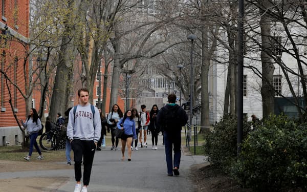 米国でエリート校の入学選考が論争の的になっている（2020年10月、ハーバード大）＝ロイター
