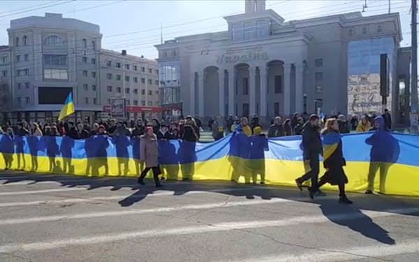 ウクライナ南部のヘルソン州ではロシアの占領に対する住民の抗議が続く（３月、ＳＮＳの動画）＝ロイター
