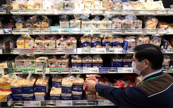 スーパーでは原材料価格の上昇を受けた食品の値上げが続く