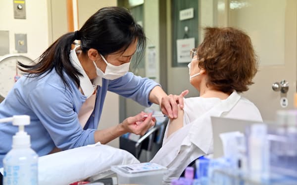 診療所で新型コロナワクチンの接種を受ける高齢者（大阪市内）