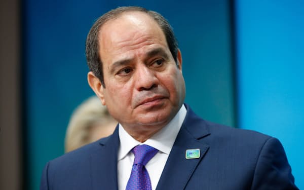 エジプトのシシ大統領は、国営企業の部分民営化によって年間100億ドルを調達する考えを示した=ロイター