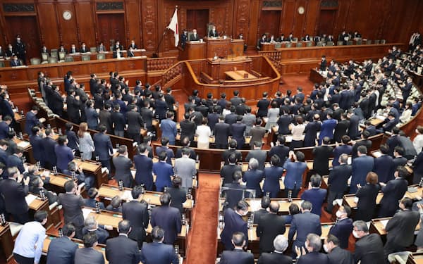 沖縄本土復帰５０年に関する決議を採択した衆院本会議（28日）