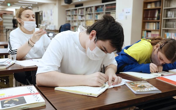 ウクライナから避難し、日本語を勉強するナタリアさん㊧ら親子（28日、大阪市浪速区）