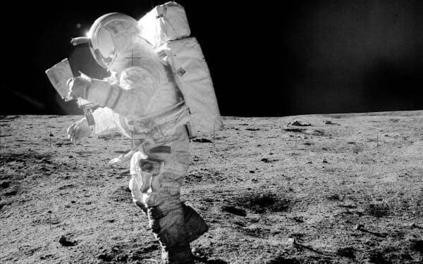 アポロ計画で月面を歩く米国の宇宙飛行士（NASA提供）