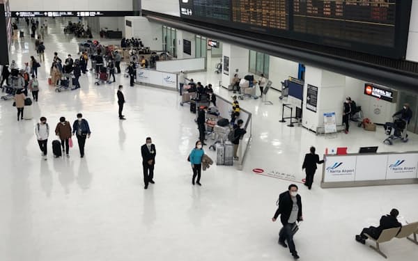 入国規制の緩和もあり外国人旅行者が増えてきた成田空港(3月)