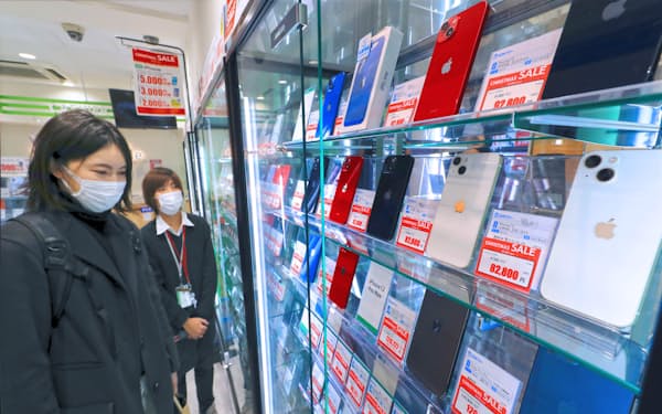 店頭には最新機種の中古スマホが並ぶ(東京・秋葉原のゲオモバイルアキバ店)
