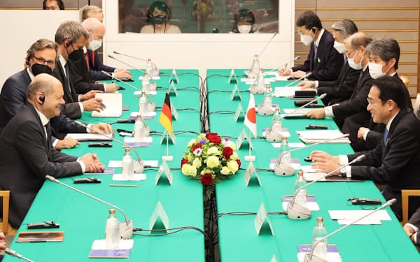 ドイツのショルツ首相(左端)と会談する岸田首相(28日、首相官邸)