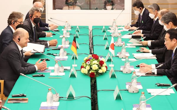 ドイツのショルツ首相（左手前）と会談する岸田首相（28日、首相官邸）