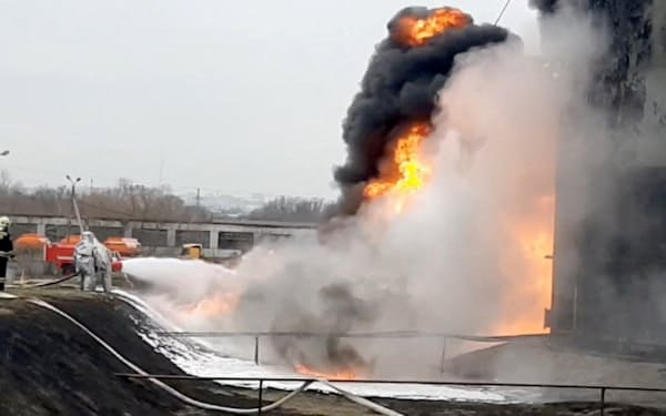 ロシア西部ベルゴロドで炎に包まれる燃料貯蔵施設（1日）=ロシア政府提供・ロイター
