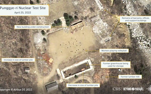 　25日に撮影された北朝鮮北東部豊渓里の核実験場の衛星画像。画面中央にバレーボールをする作業員とみられる姿が写っている（CSIS/Beyond　Parallel/ⓒAirbus　DS　2022提供・共同）