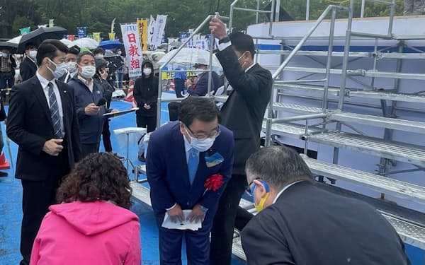 連合の芳野会長らにあいさつする松野官房長官=中央(29日、都内)