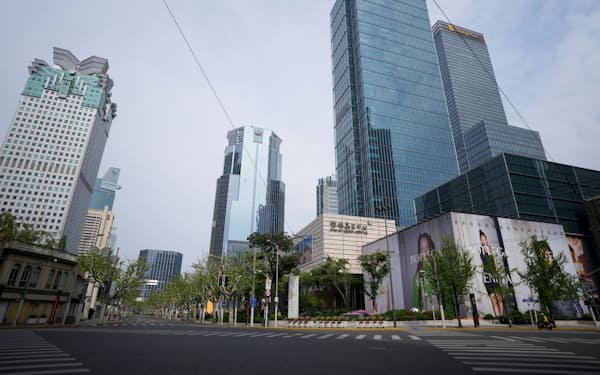 事実上の都市封鎖で人通りが消えた上海市の金融街＝ロイター