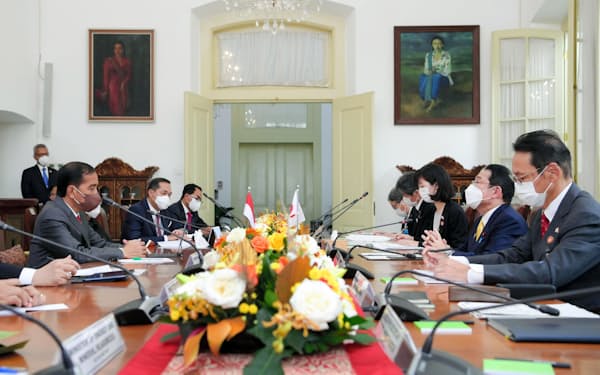 　インドネシアのジョコ大統領（左端）との首脳会談に臨む岸田首相（右手前から2人目）＝29日、ジャカルタ南方ボゴールの大統領宮殿（代表撮影・共同）