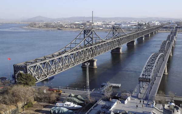 中国・丹東（手前）と北朝鮮・新義州を結ぶ中朝友誼橋（左）＝共同