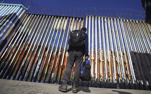 メキシコ側から米国入りを目指す移民が増えている（1月、メキシコ北西部ティフアナ）=AP