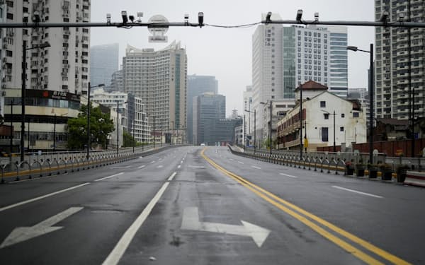 事実上の都市封鎖で人通りがなくなった上海市＝ロイター