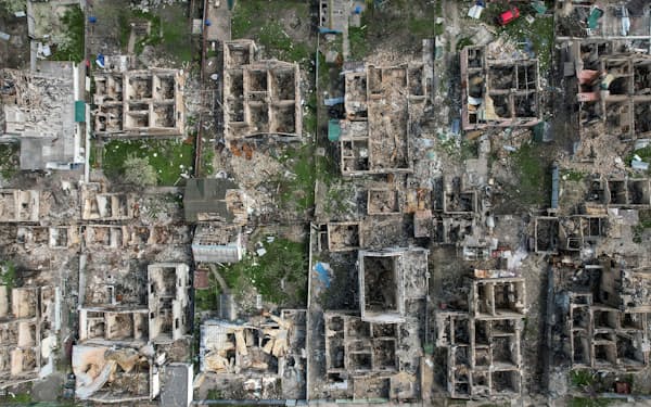 ロシア軍の攻撃で破壊されたキーウ近郊イルピンの住宅街（29日）＝ロイター