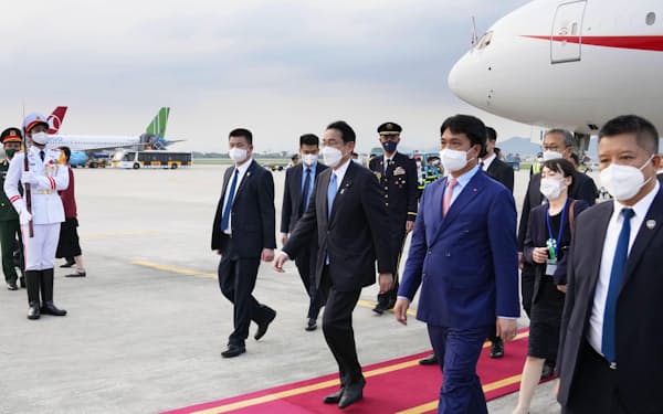 　ベトナム・ハノイのノイバイ国際空港に到着した岸田首相（右手前から3人目）＝30日（共同）