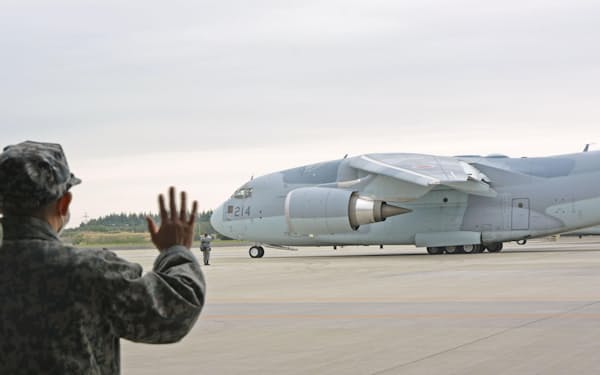 人道支援物資の輸送活動のため、埼玉県の航空自衛隊入間基地を出発するC2輸送機（1日午前）＝共同