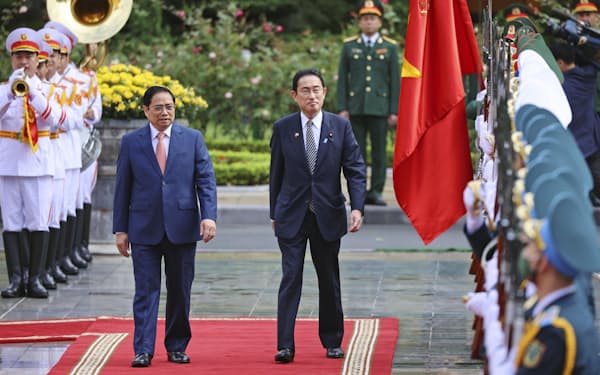 歓迎式典に臨む岸田首相（右）  とベトナムのファム・ミン・チン首相（1日、ハノイ）＝代表撮影・共同