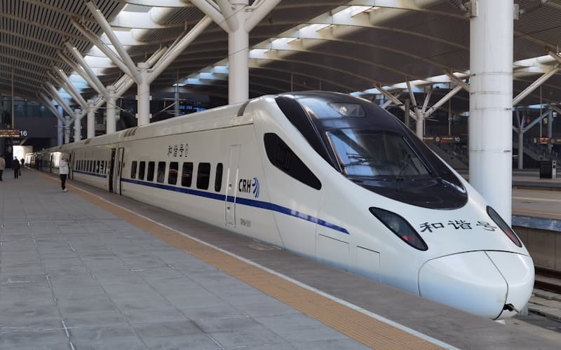 中国の駅に停車する高速鉄道の車両（2022年2月、遼寧省大連市）