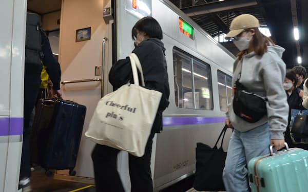 函館に向かう特急「北斗」は予約率が9割を超えていた（4月29日、札幌駅）