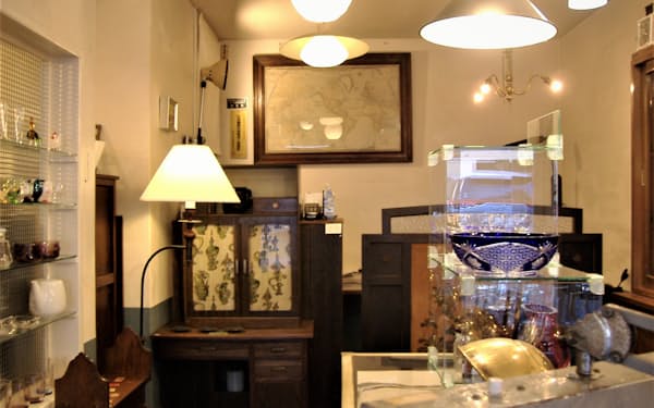 店内には昭和30年代の家具や陶磁器などが並ぶ（福岡市）