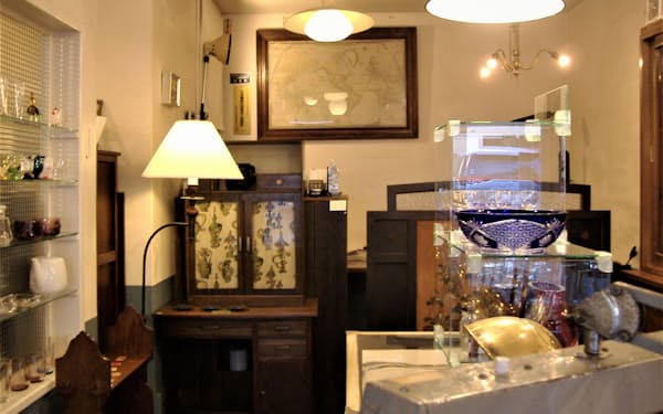 店内には昭和30年代の家具や陶磁器などが並ぶ(福岡市)