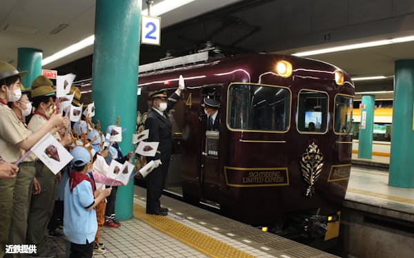 あをによしの到着を迎えた近鉄奈良駅でのセレモニー(4月29日)=近鉄提供